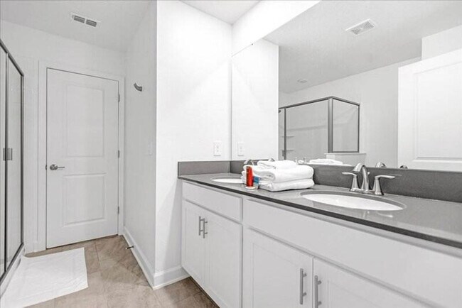 Building Photo - 9052 Sommerset Hills Dr