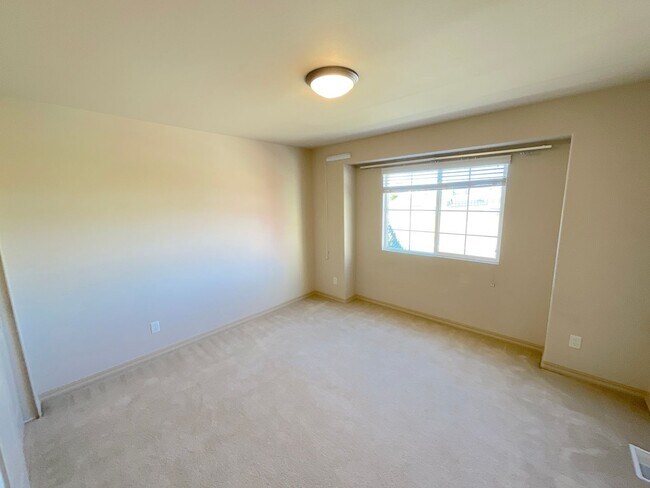 Building Photo - 4 Bedroom Home Available Near Barnes Rd & Peterson Rd!