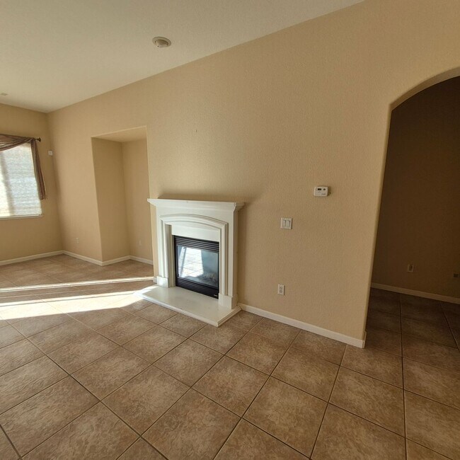 Building Photo - Spacious 3 Bedroom home with office in South Elk Grove.  Nice Home!