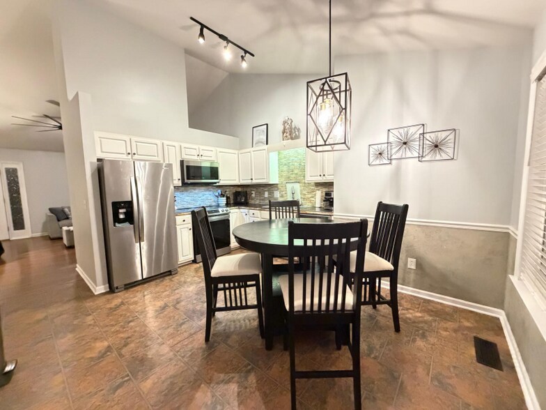 Building Photo - 5933 Old Plank Rd