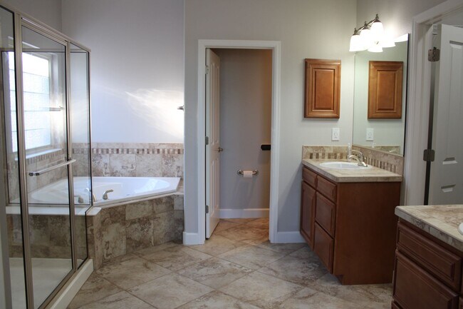Building Photo - 8236 Hidden Cove Ct