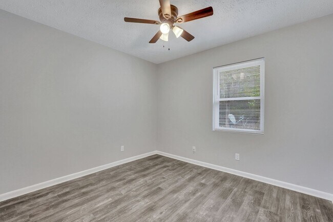 Building Photo - High End Finishes in a Quiet Residential Neighborhood