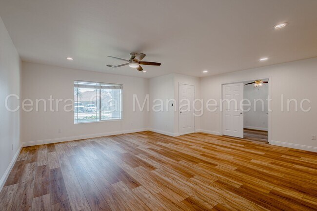 Building Photo - 4 Bedroom/2 Bath Home with an office and S...