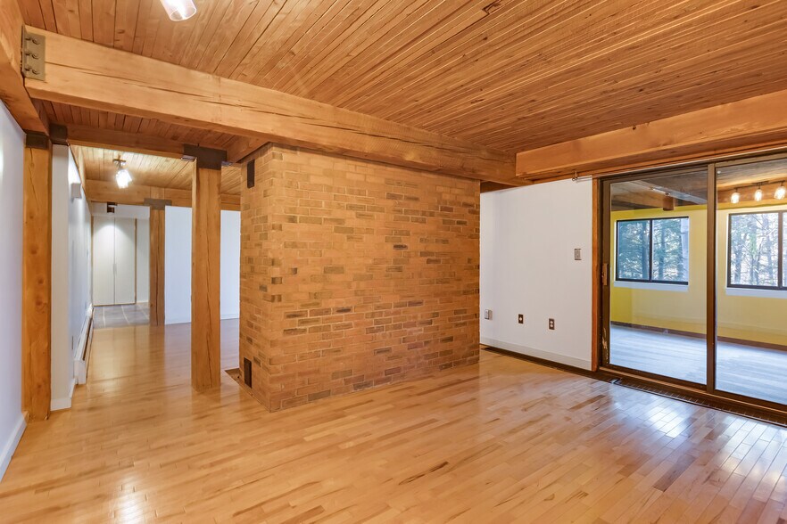 Building Photo - 122 Redrock Dr