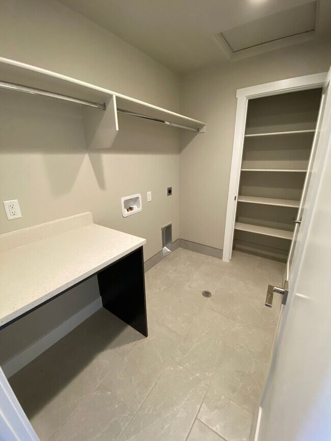 Building Photo - Red Mountain Vista Town Home, End Unit