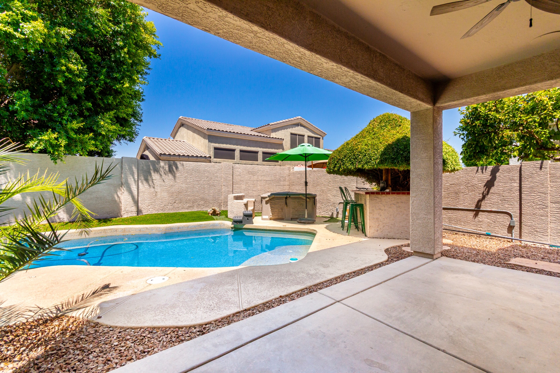 Building Photo - 6804 W Lone Cactus Dr