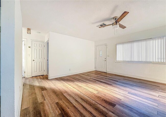 Building Photo - 2100 28th Ave N