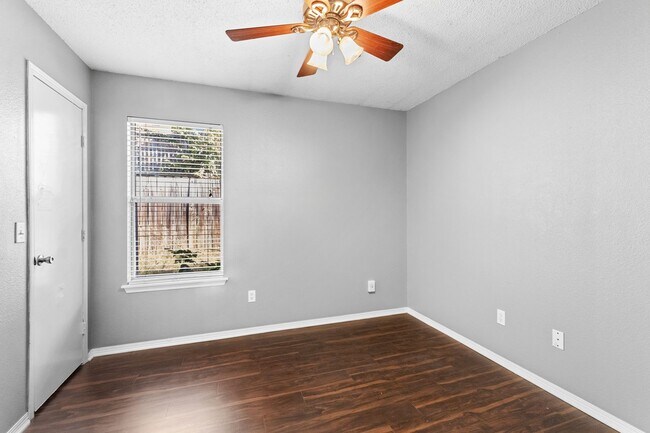 Building Photo - S Erika Ave Duplex
