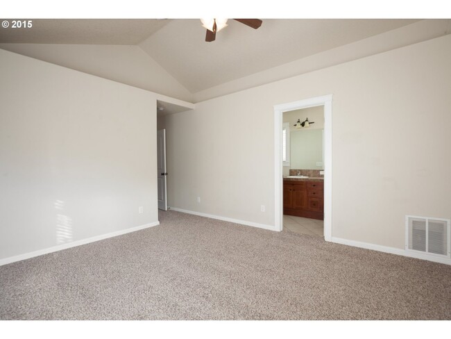 Building Photo - *FIRST FULL MONTH RENT FREE!* / No Securit...