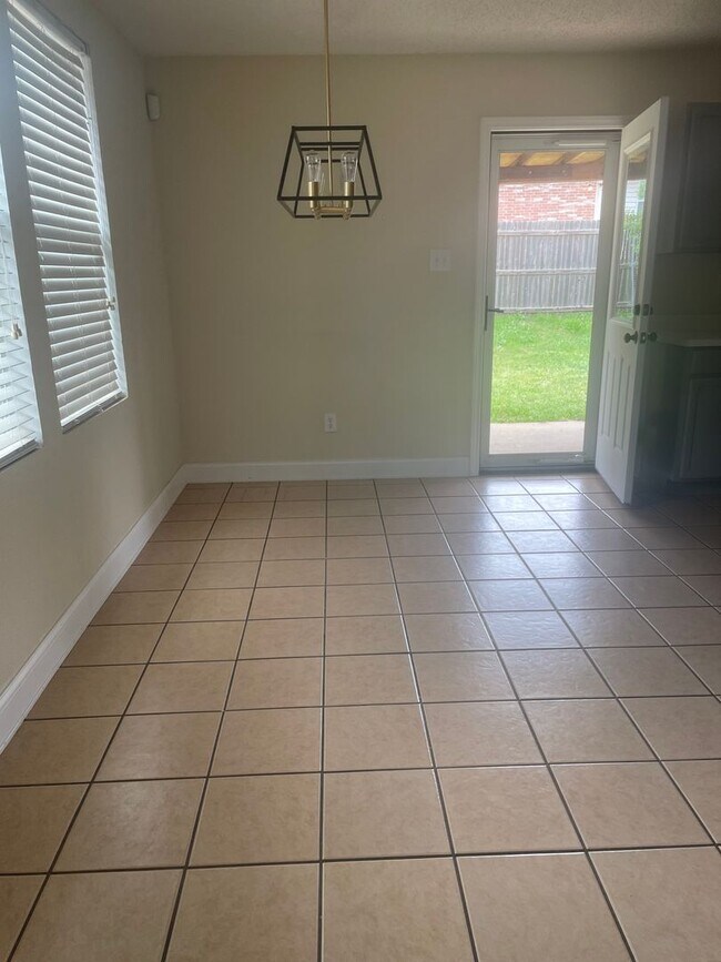 Building Photo - Charming 3BD/2BA with fireplace