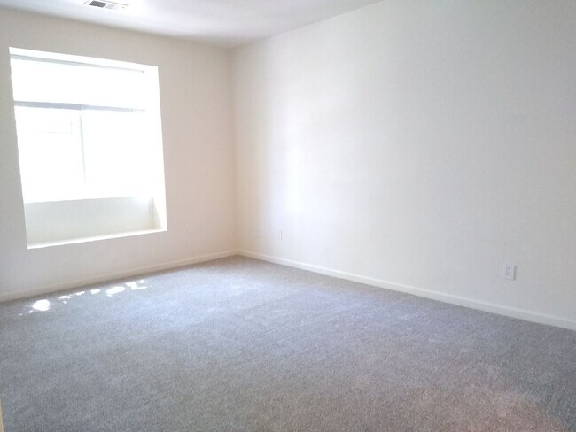 Building Photo - Beautiful and Spacious 3 Bedroom 2 Bath To...