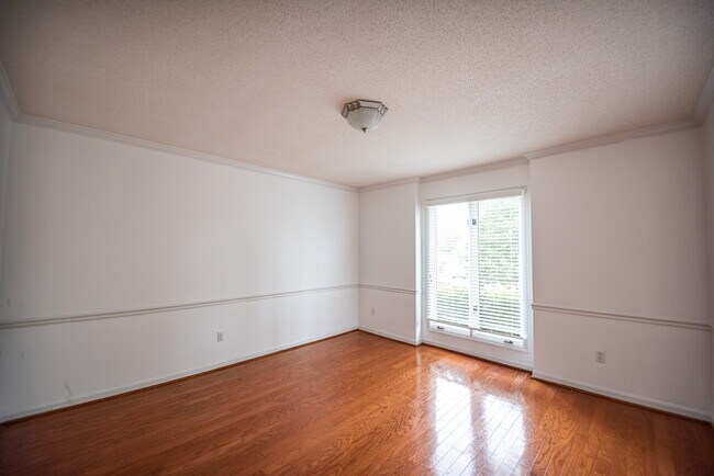 Building Photo - 6815 Raintree Dr