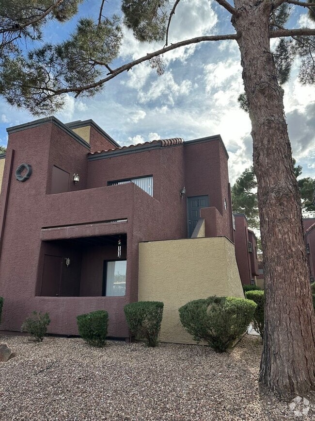 Building Photo - Centrally located 2 bedroom condo