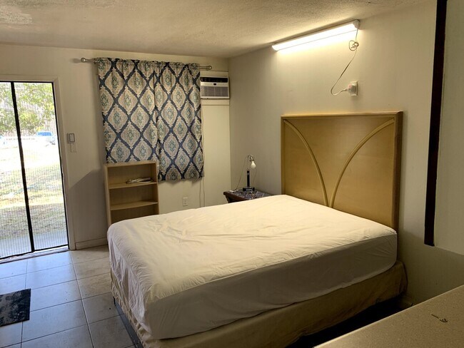 Building Photo - Hideout Room # 10