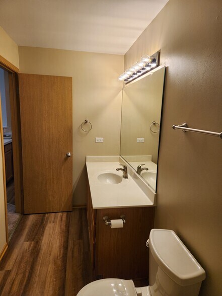 Building Photo - 1819 Silverstone Dr