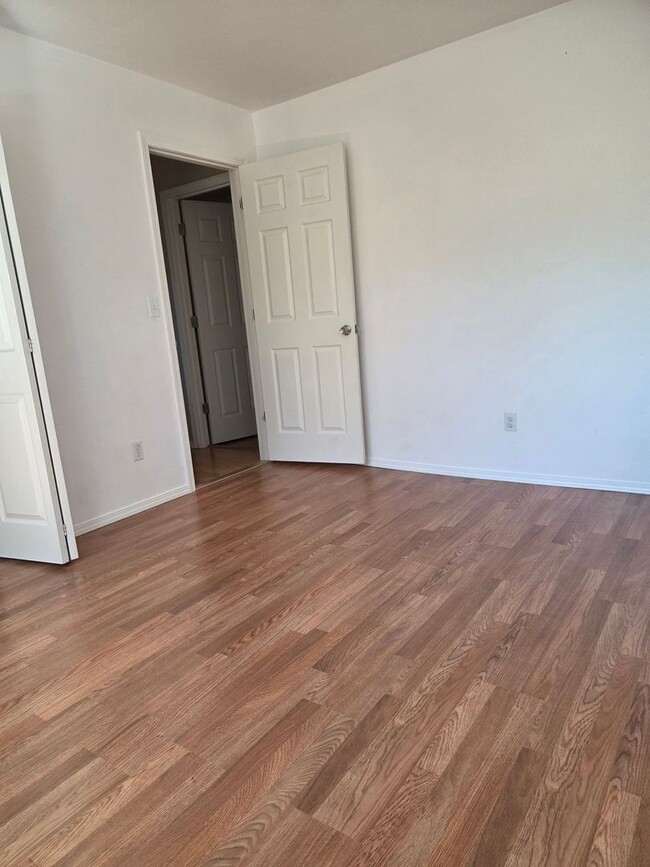 Building Photo - Very nice duplex 2 bedroom 1 bathroom