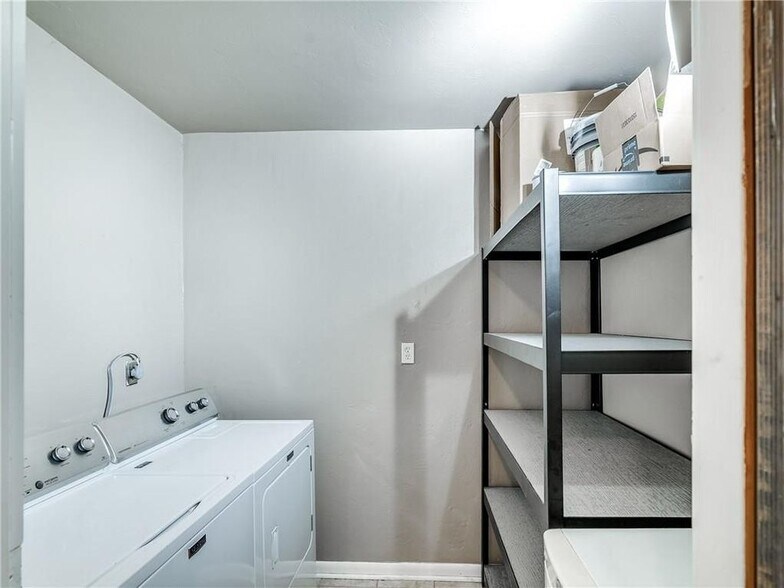 Building Photo - 2215 Beverly Hills St