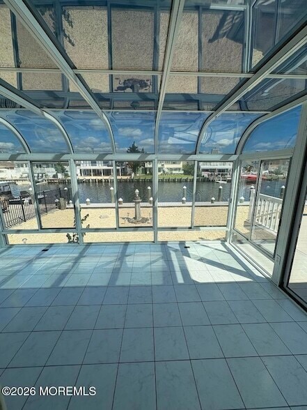 Building Photo - 3248 Beachview Dr