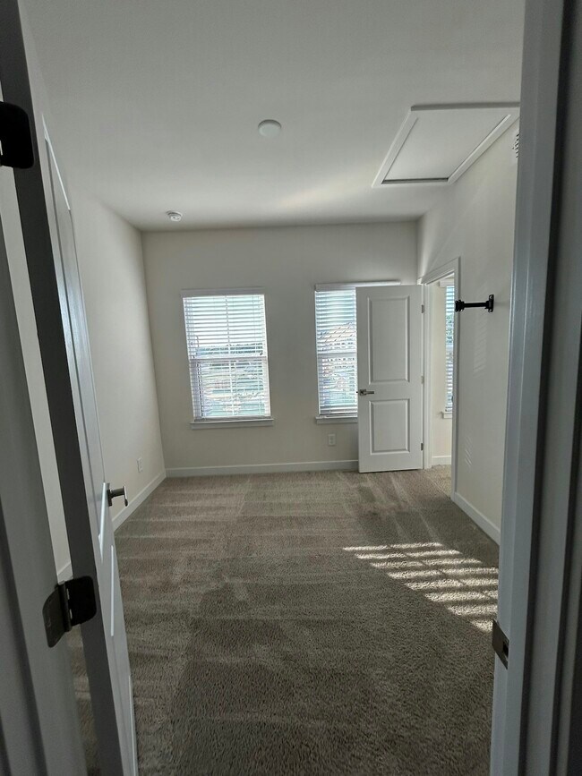 Building Photo - 3621 S Tryon St