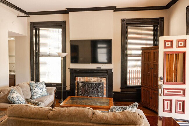 Building Photo - 275 S Limestone