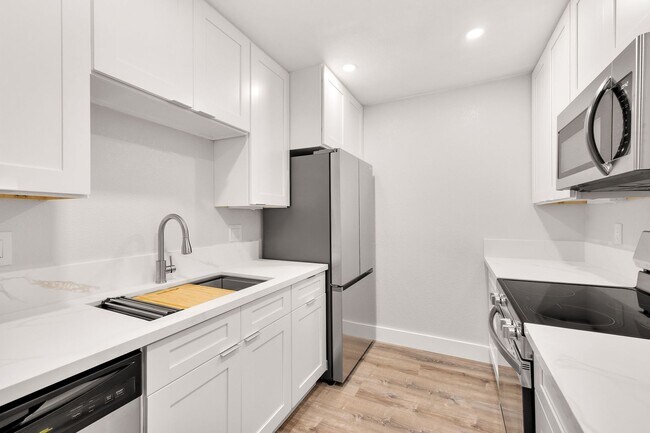 Building Photo - Fully Renovated 2-Bedroom Condo - Everything is NEW!