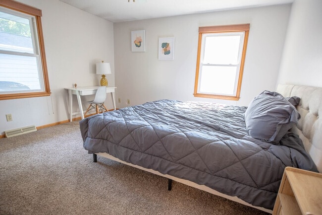 Building Photo - 202 NW Sharmin Dr