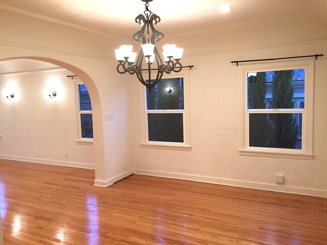 Building Photo - 1106 S Doheny Dr