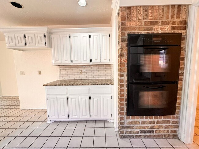Building Photo - Spacious 4 Bed in Deer Creek