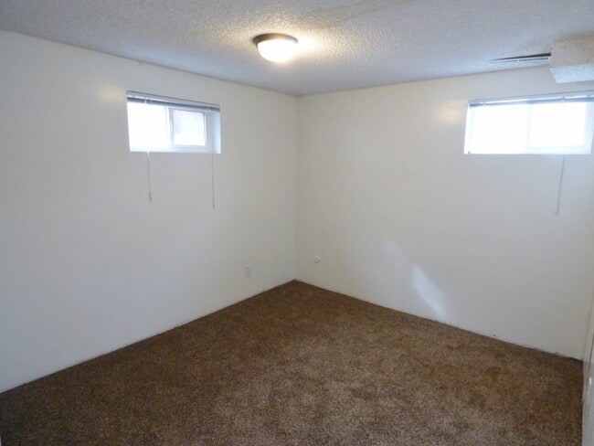 Building Photo - Remodeled 4 Bd Home with 23'x35' Heated Wo...