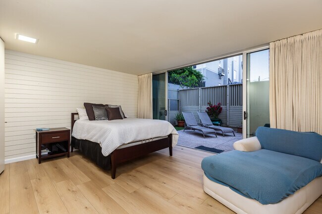 Building Photo - 3200 6th Ave