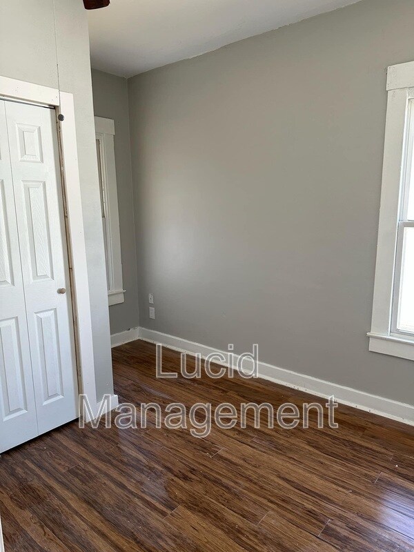 Building Photo - 906 Burton Ave