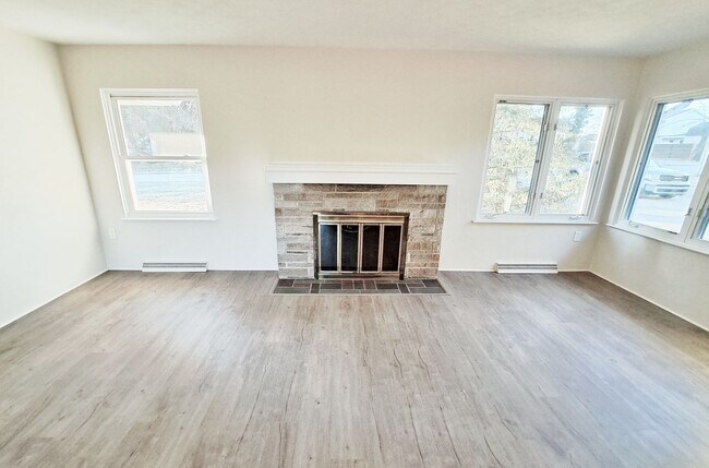 Building Photo - 3 Bed / 1-1/2 Bath Single Family Home w/ 2-Car Garage