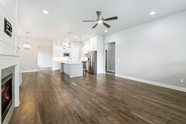 Building Photo - 23 W Arnaz St