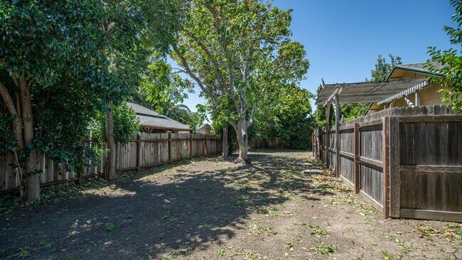 Building Photo - Charming 2 bedroom 1 bath!