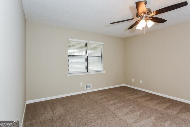 Building Photo - 584 Brooks St
