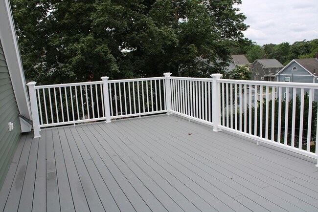 Building Photo - 19 Iona St