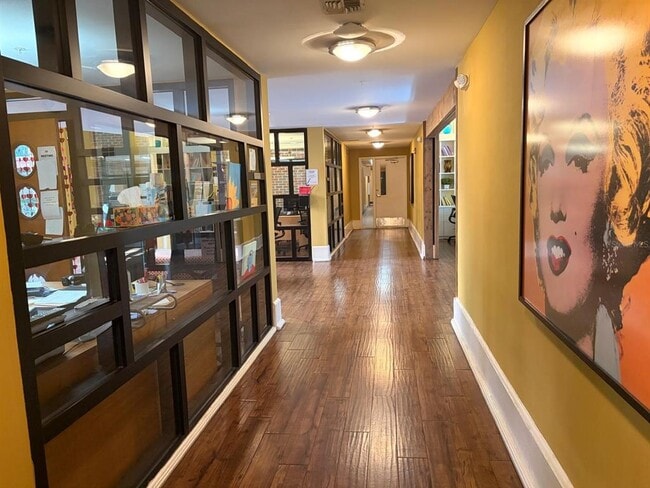 Building Photo - 911 N Orange Ave