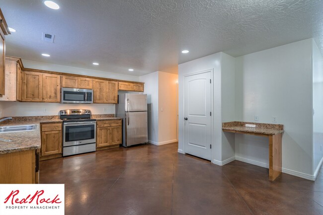 Building Photo - DOG-FRIENDLY 3 Bedroom Townhome with INTER...