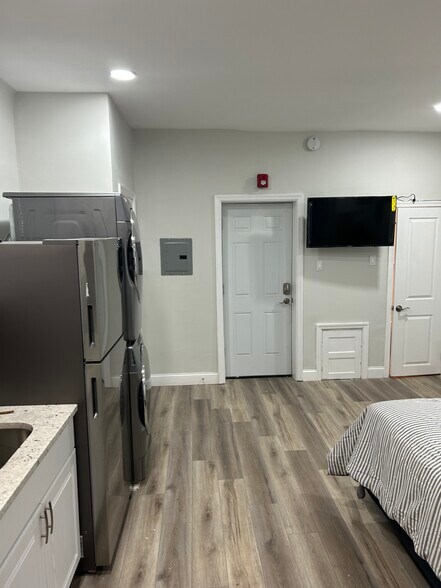 Building Photo - 808 S 49th St