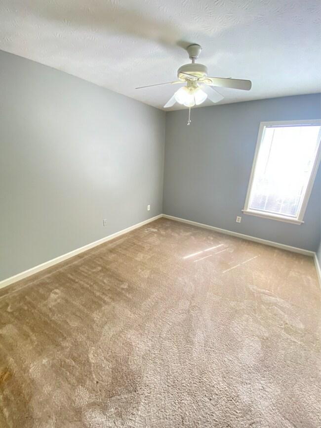 Building Photo - Northpointe Duplex Available for May!