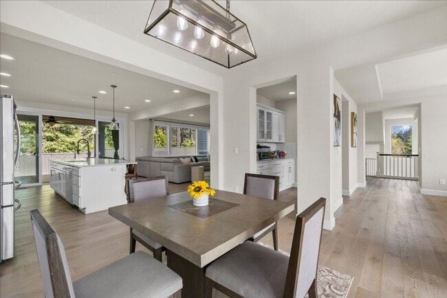Building Photo - Luxury Living at Sagebrook