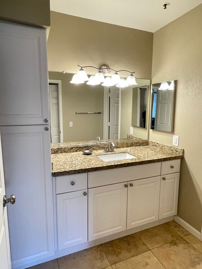 Building Photo - 1 Bedroom/1 Bath community pool Great Scottsdale location.