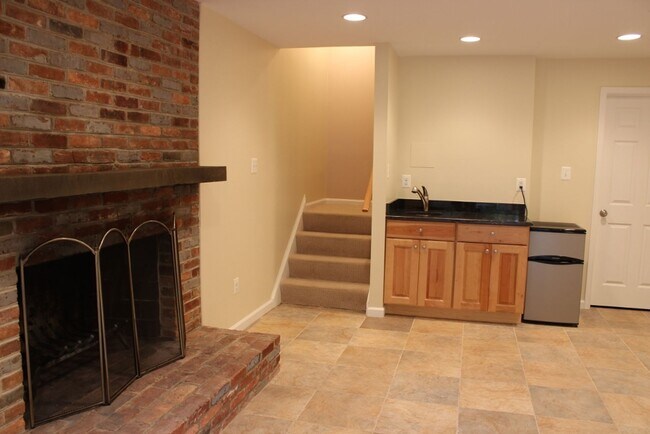 Building Photo - Beautiful 3 bed 2.5 Bath End Unit Brick To...