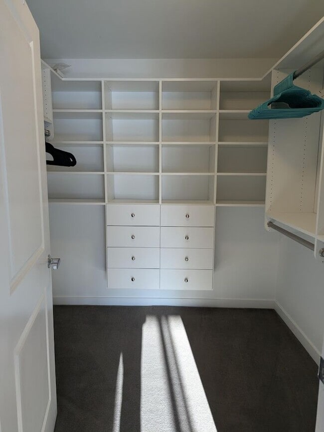 Building Photo - Bright and Spacious Condo for Rent in Downtown Verona