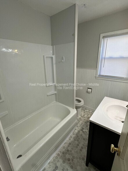Building Photo - 2448 E Aloma St