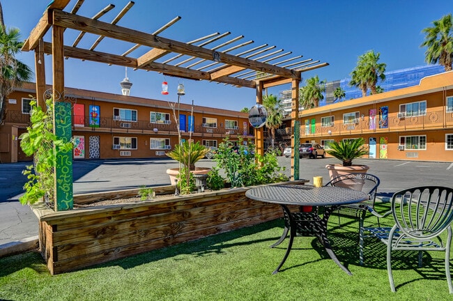 Building Photo - On The Boulevard Suites