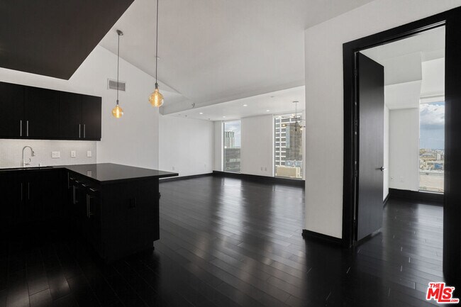 Building Photo - 655S S Hope St
