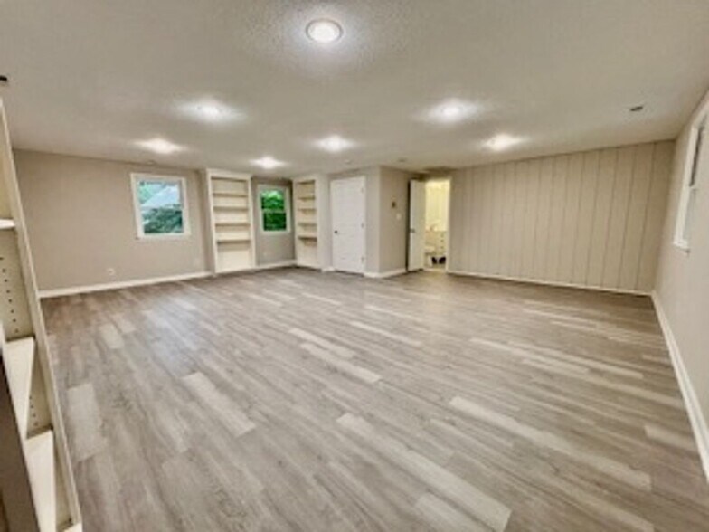Building Photo - 1078 Lakeview Dr