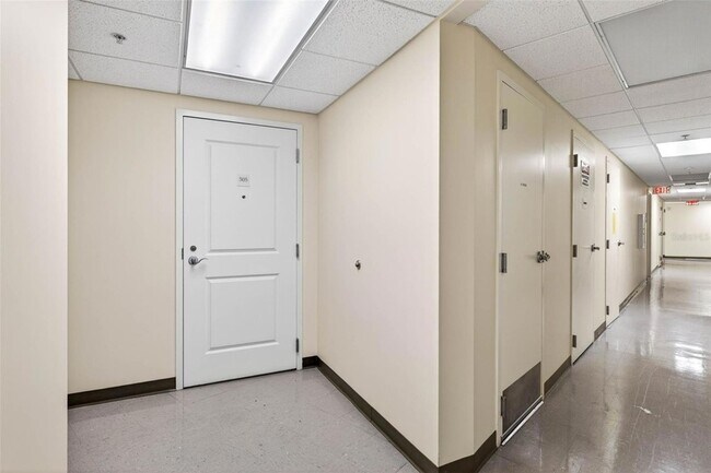 Building Photo - 450 Knights Run Ave