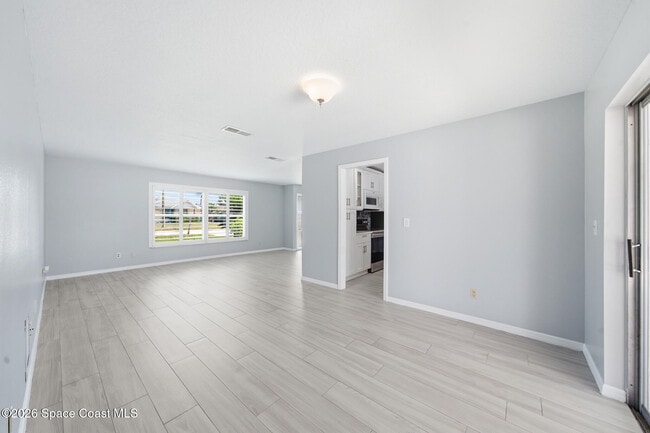 Building Photo - 1172 Bay Dr E